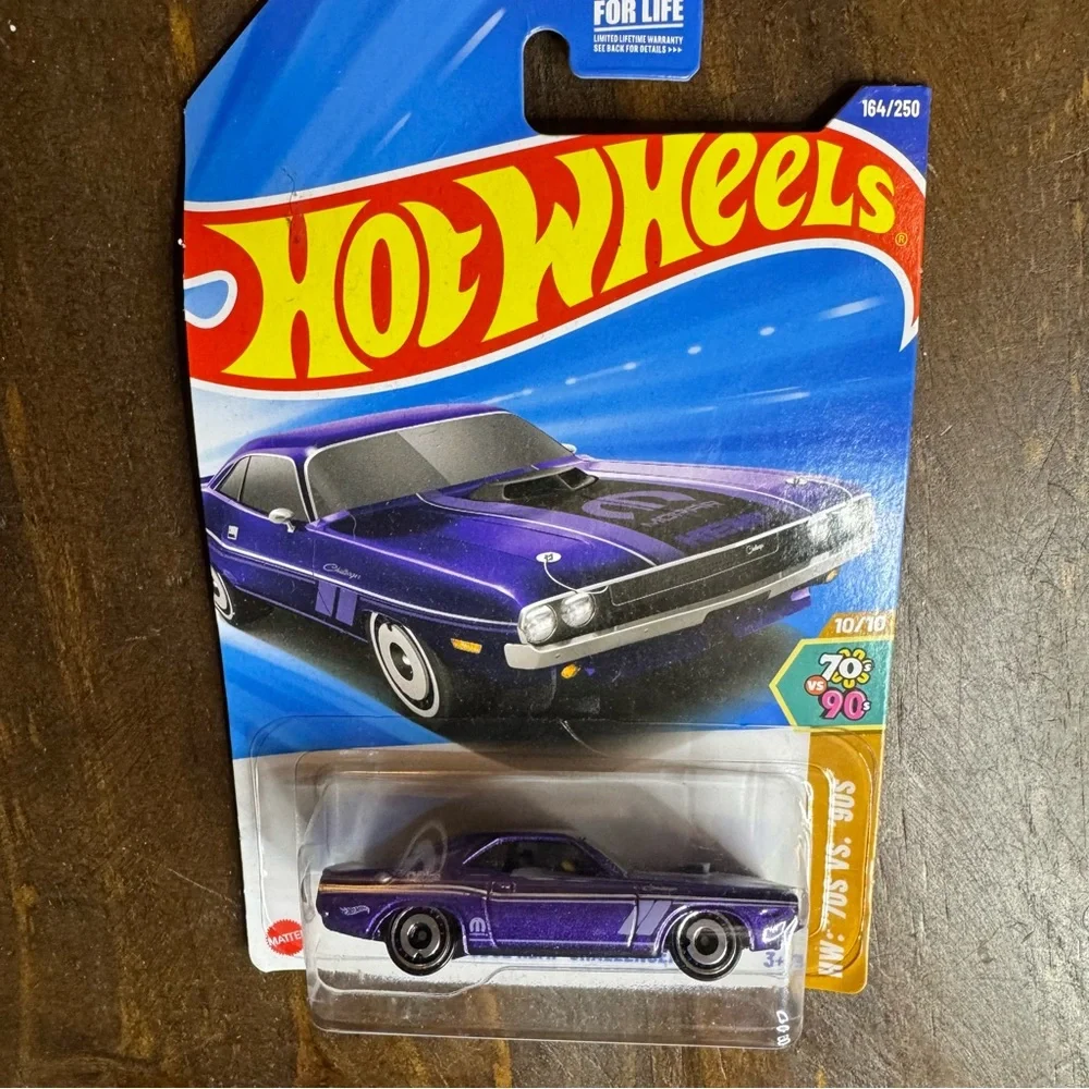 Hot Wheels Team Big Rig Heat Toy Set 70 Dodge Hemi Challenger, & Purple Passion